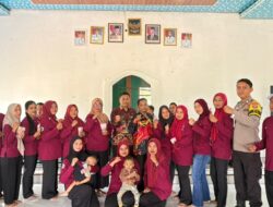 Kepala kampung yudha karya jitu,  Kabupaten TuBa Salurkan Bantuan  Honorharium, Transport dan Akomodasi kader posyandu